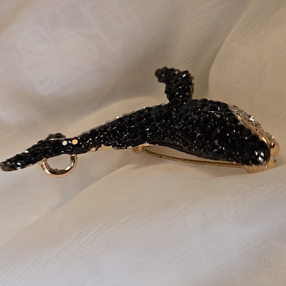 🍒 Whale Rhinestone Brooch or Pendant - Picture 2 of 3